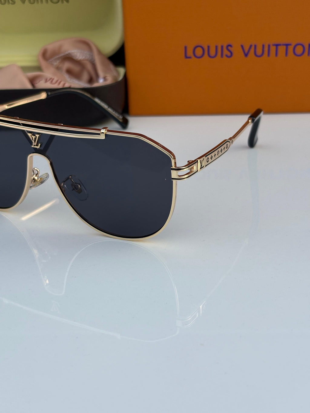 Loui.s Vuitton 22295 Gold Black